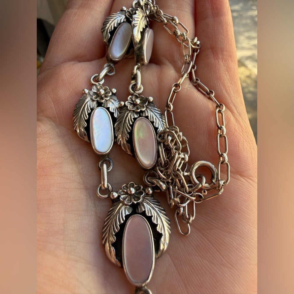 Vintage Native American Sterling Silver & Mother of Pearl Leaf Drop Necklace 18g - Picture 8 of 9